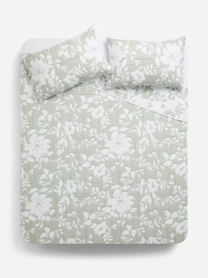 Jet Home Green/White Floral Quilt 